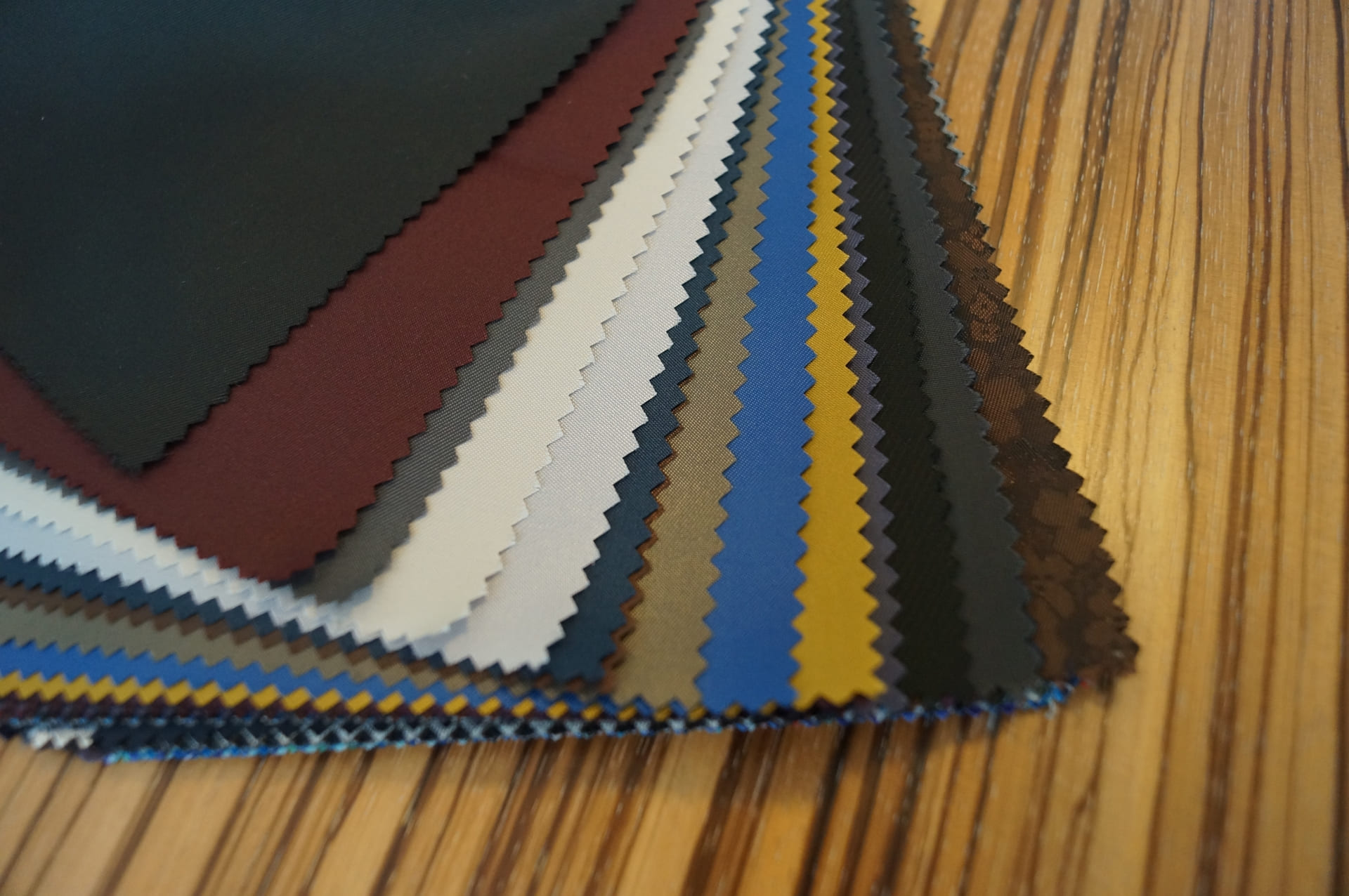 スーツ生地の季節別選び方・快適に着る基本を解説