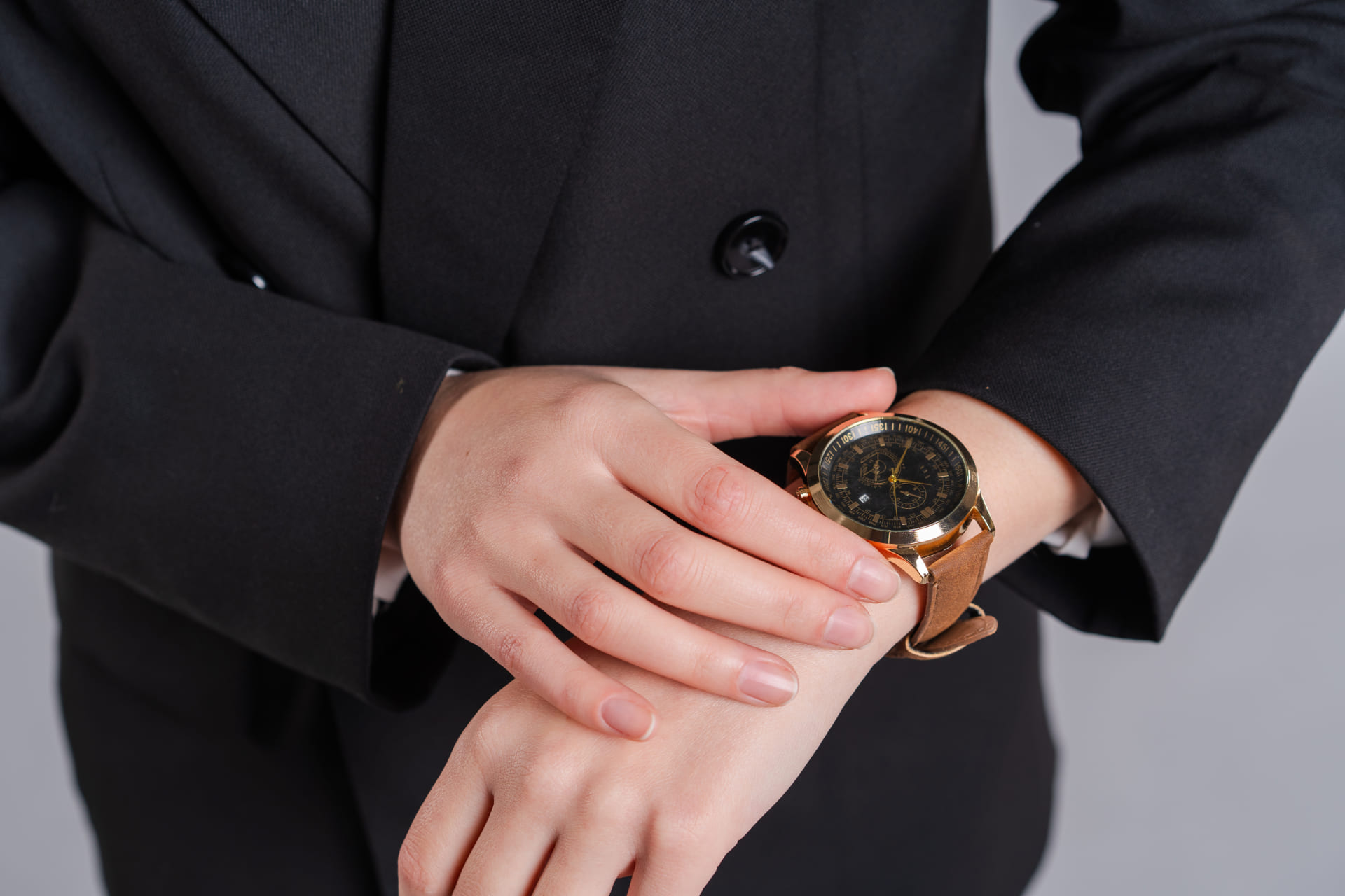 スーツに合う腕時計の選び方・格を整える基準とは？